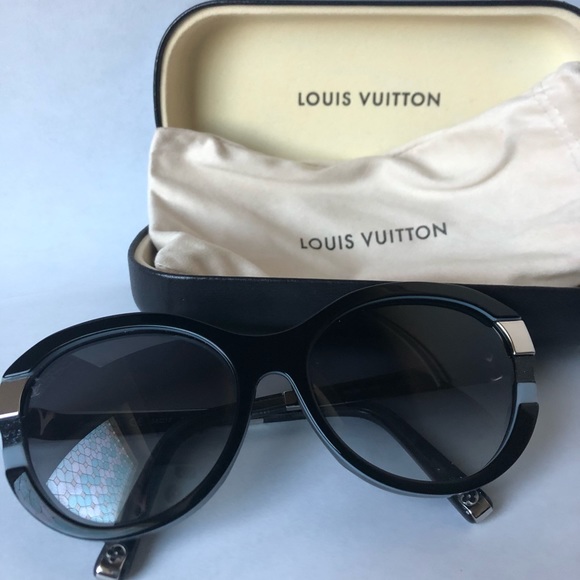 Authentic Louis Vuitton Petit Soupçon Cat Eye - Picture 2 of 7